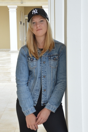 欧美牛仔外套戴帽美女图片